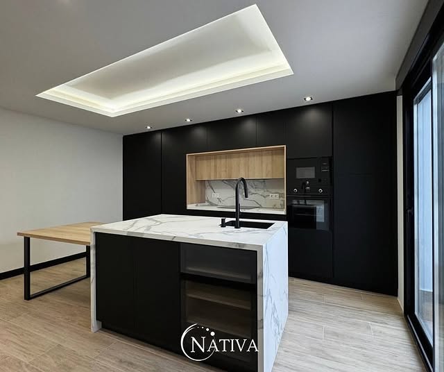 Cocina moderna con isla negra