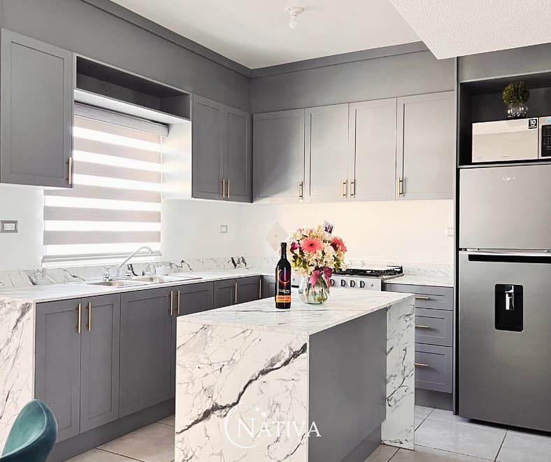 Cocina minimalista e iluminada